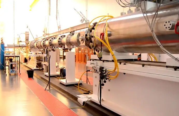 Imagem do tubo de choque ESTHER, um tubo prateado, com várias partes, no Instituto Superior Técnico.